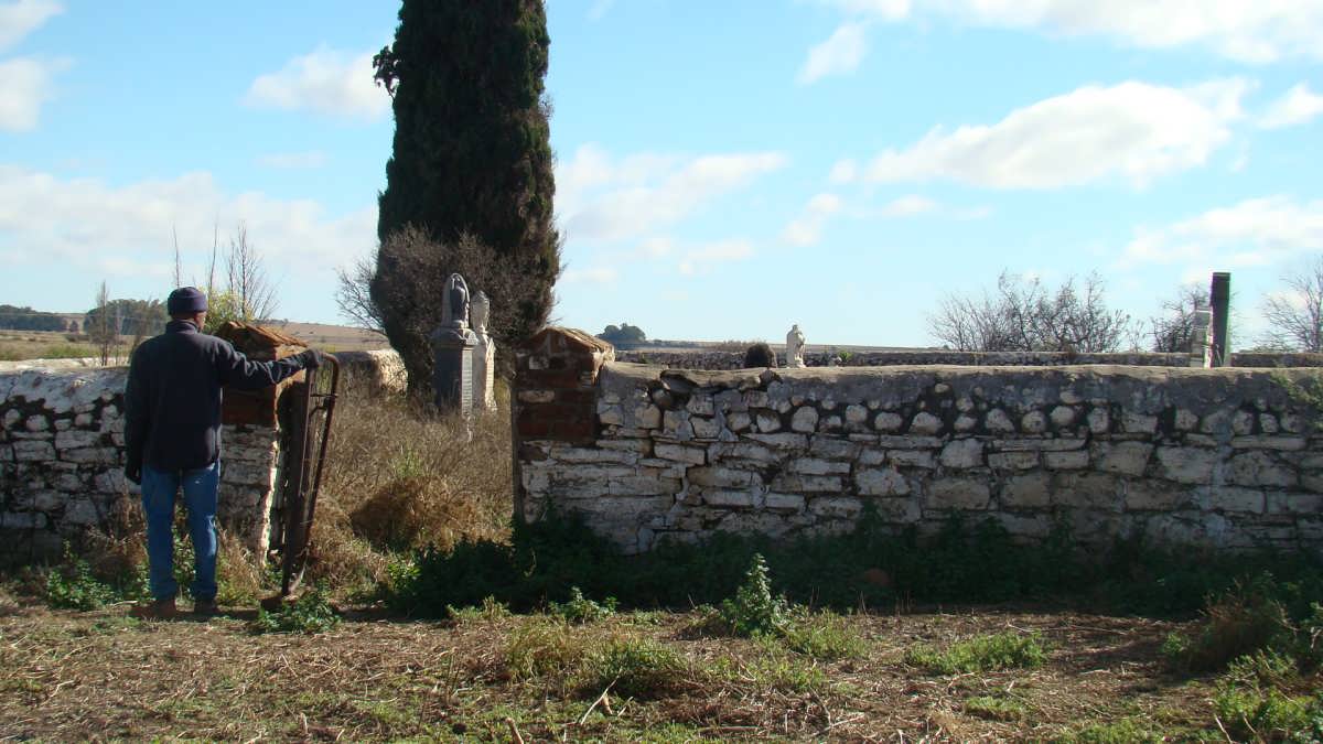 2. Entrance to the cemetery