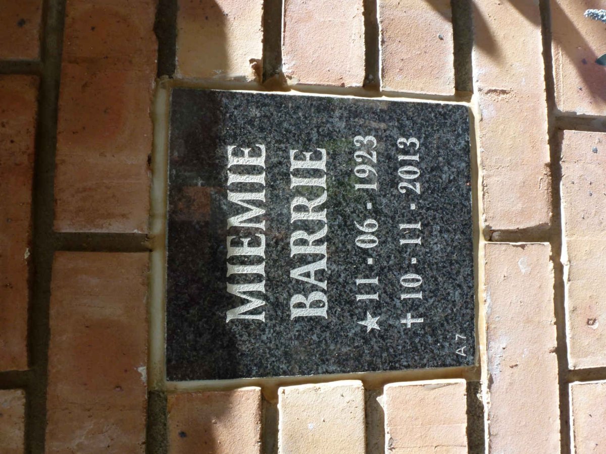 BARRIE Miemie 1923-2013