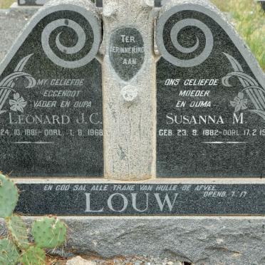 LOUW Leonard J.C. 1881-1968 &amp; Susanna M. 1882-1982