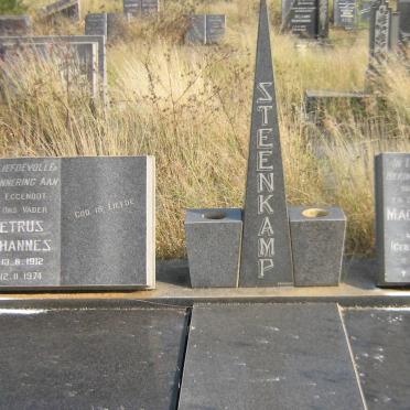 STEENKAMP Petrus Johannes 1912-1974 &amp; Magdalena Josina VAN WYK 1919-1979