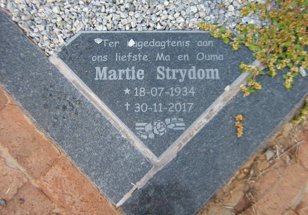STRYDOM Martie 1934-2017