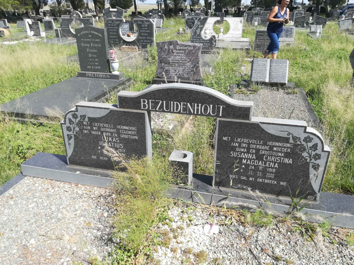 BEZUIDENHOUT Lukas Ignatius 1913-1991 &amp; Susanna Christina Magdalena 1918-2000