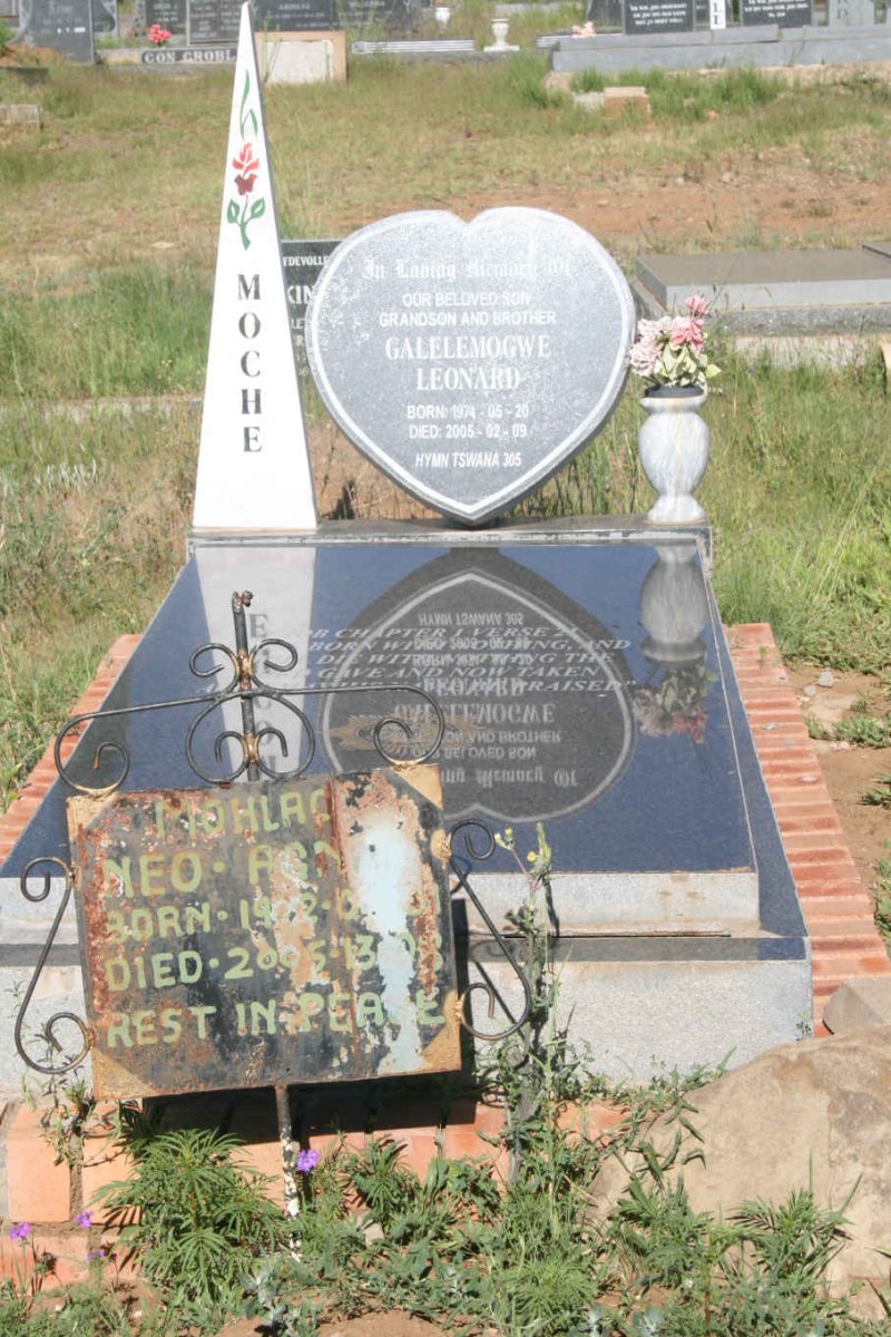 MOCHE Galelemogwe Leonard 1974-2005
