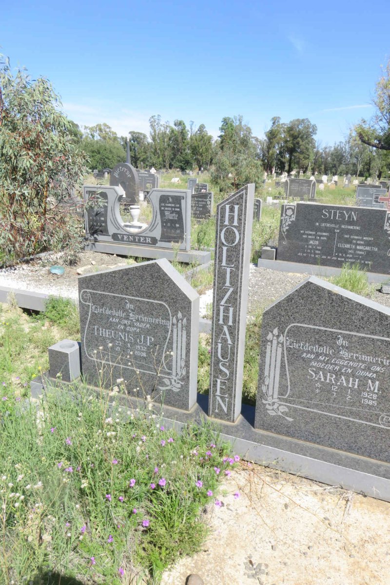 HOLTZHAUSEN Theunis J.P. 1932-2006 &amp; Sarah M. 1928-1985