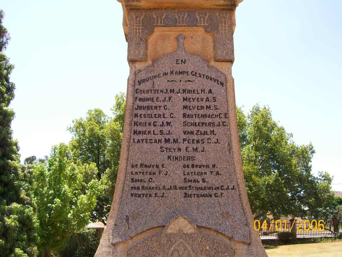 7. Memorial plaque / Gedenkplaat - Vroue en kinders in kampe gesterf