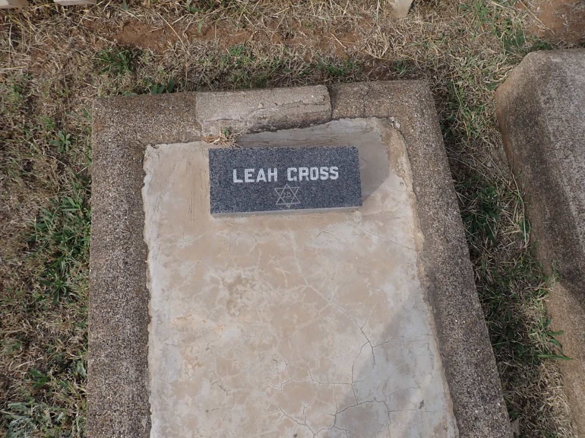 GROSS Leah