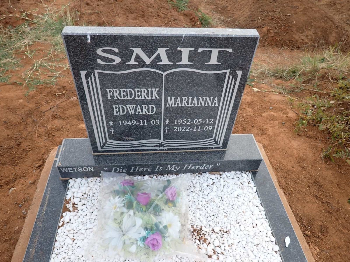 SMIT Frederik Edward 1949- & Marianna 1952-2022