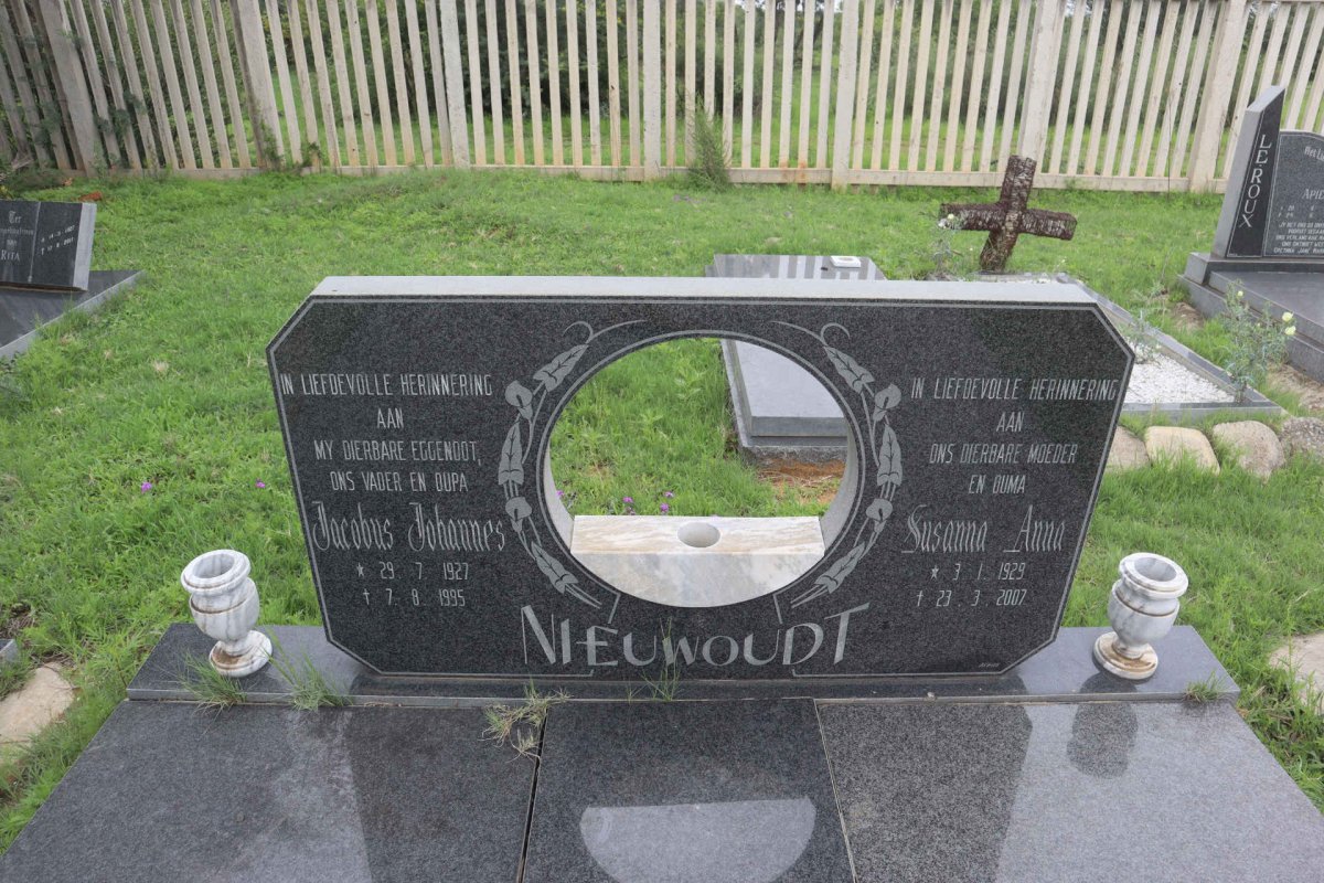 NIEUWOUDT Jacobus Johannes 1927-1995 &amp; Susanna Anna 1929-2007