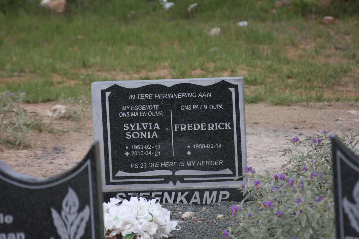 STEENKAMP Frederick 1958- &amp; Sylvia Sonia 1963-2010
