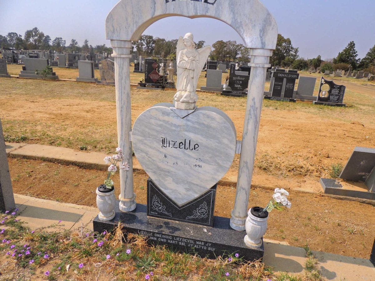 MOLL Lizelle 1971-1991