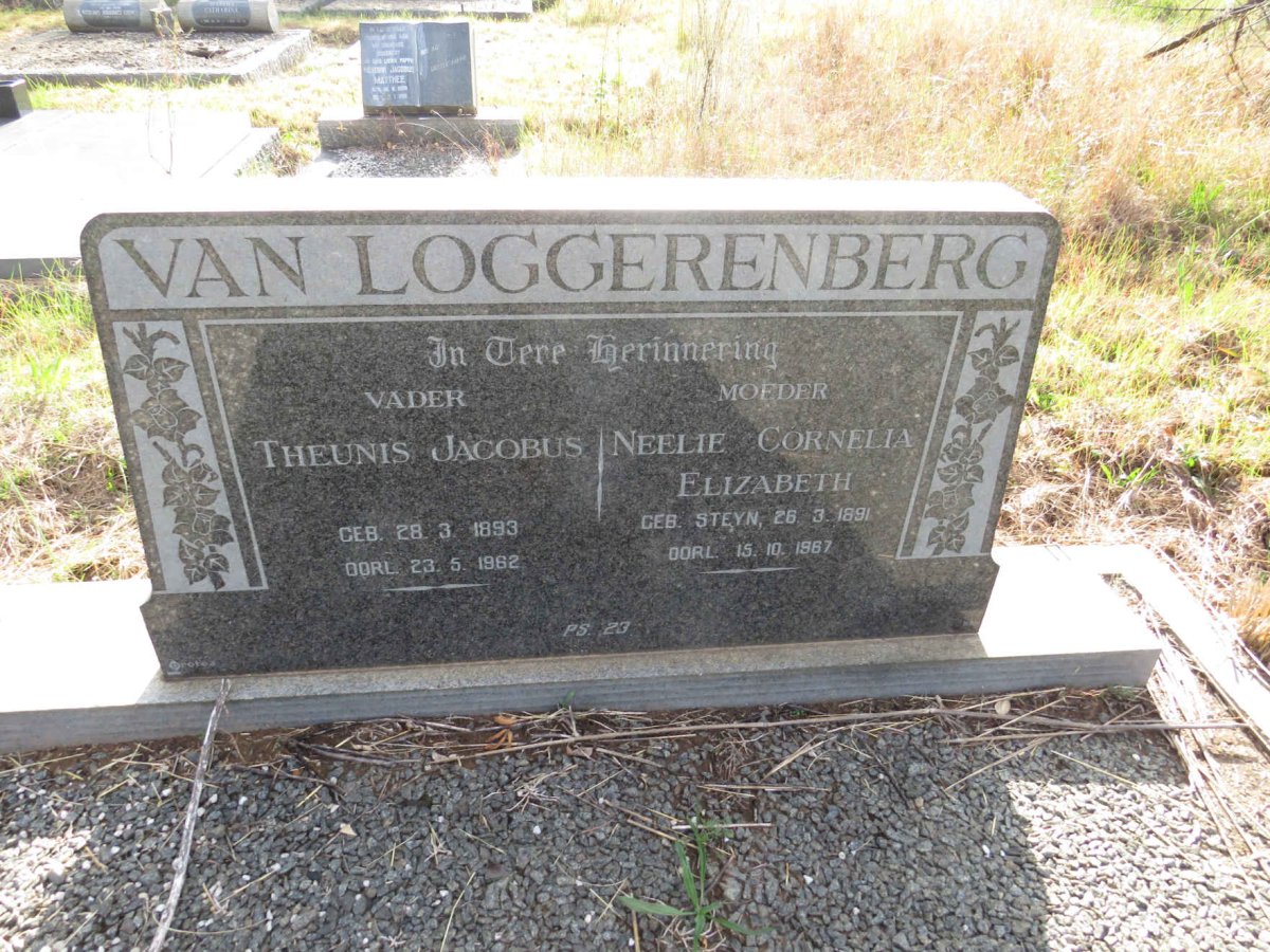 LOGGERENBERG Theunis Jacobus, van 1893-1962 & Neelie Cornelia Elizabeth STEYN 1891-1967