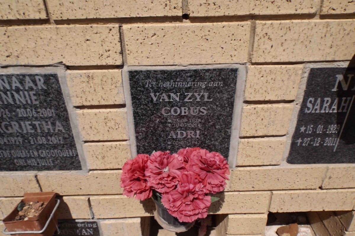 ZYL Cobus, van 1938-2014 &amp; Adri 1943-