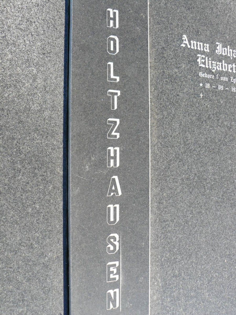 HOLTZHAUSEN Louis Johannes 1930-1999 &amp; Anna Johanna Elizabeth VAN ZYL 1930-