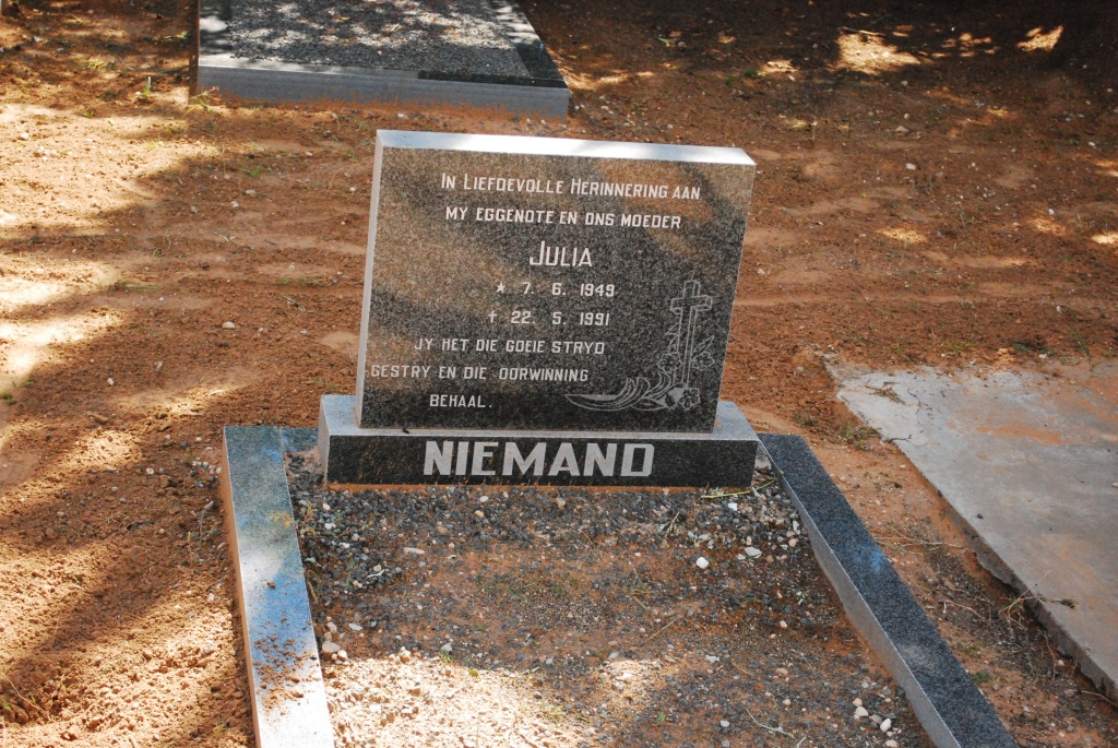 NIEMAND Julia 1949-1991