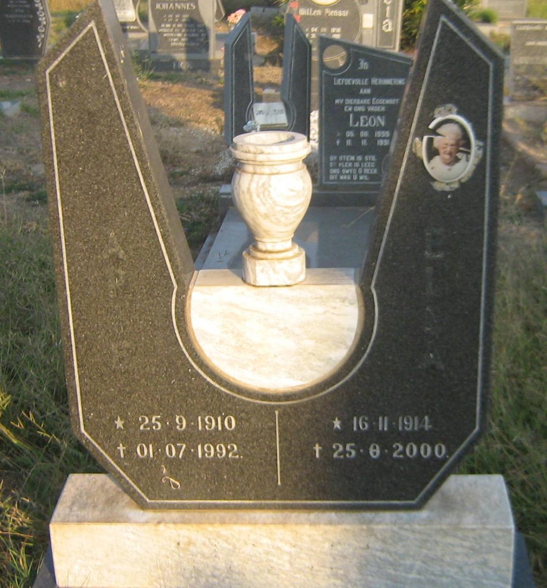 ? Apie 1910-1992 &amp;  Ella 1914-2000